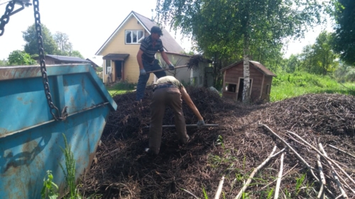 Погрузка лежалых веток в деревне Каблино Волоколамского района